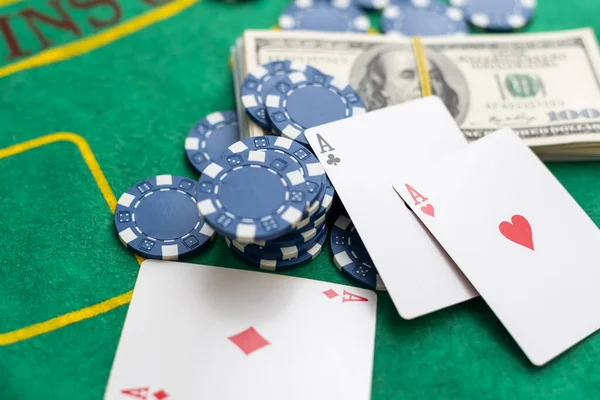 カジノのテーブルの上のポーカーチップと紙幣 高品質の写真 — ストック写真