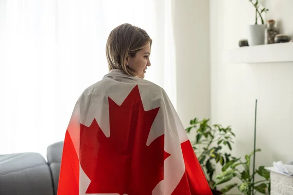 Küçük Bir Kanada Bayrağı Tutan Gülümseyen Genç Bir Kız Öğrenci — Stok fotoğraf