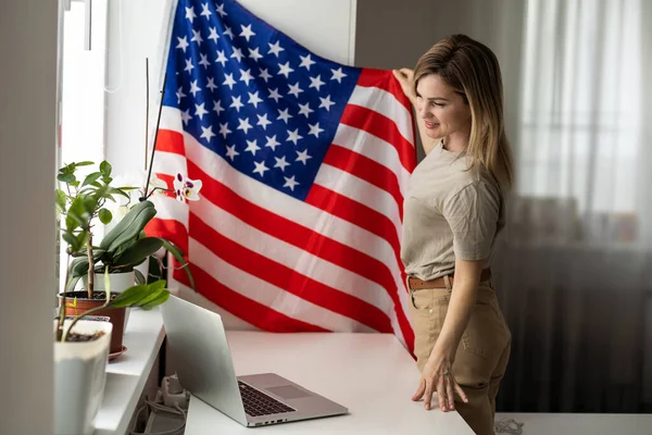 Mujer Con Laptop Bandera Usa Aprendizaje Idiomas Extranjeros Curso Educativo — Foto de Stock
