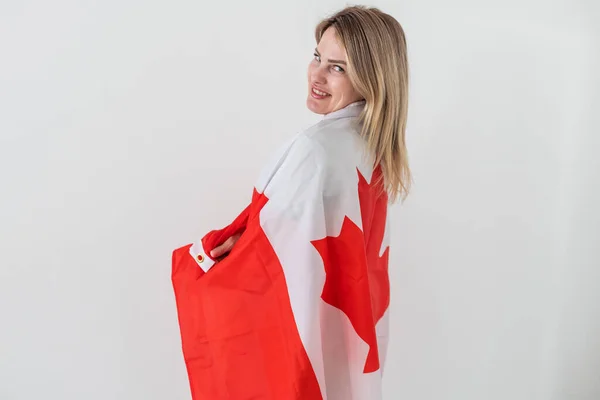 Gelukkige Jonge Vrouw Met Vlag Van Canada Een Lichtwitte Achtergrond — Stockfoto