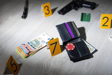 Olay yeri inceleme, dairedeki cinayetten sonra kanıtların numaralandırılması. Pirinç muşta, cüzdan ve üzerinde kanıt işaretleri olan kıyafetler. Yüksek kalite fotoğraf