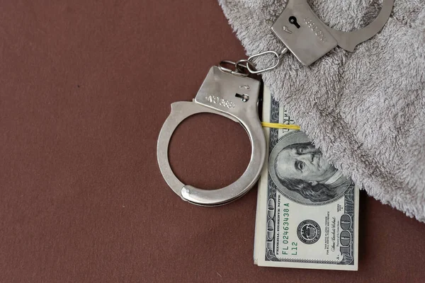 Χειροπέδες Δολάρια Αποτυπώματα Ένα Όπλο Σιγαστήρα Ναρκωτικά Ξύλινο Φόντο Σύλληψη — Φωτογραφία Αρχείου