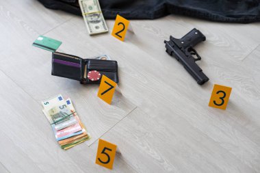 Kanıt işaretleri olan bir suç mahallinin yüksek kontrastlı görüntüsü. Yüksek kalite fotoğraf