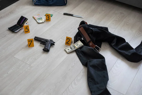 Konsep Investigasi Tkp Pistol Dan Peluru Melawan Penanda Kejahatan Kuning — Stok Foto