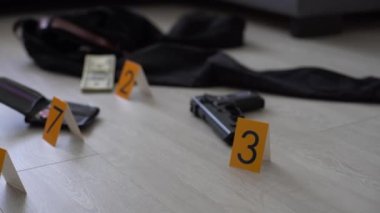 Düz kompozisyon, ahşap arka planda kanıt ve olay yeri işaretleri vardı. Yüksek kalite fotoğraf