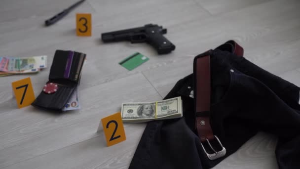 犯罪現場調査 アパートでの殺害後の証拠の番号付け 証拠マーカー付き真鍮ナックル 財布や服 高品質の写真 — ストック動画