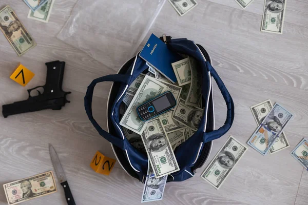 Silah ve uyuşturucu kavramı. Kokain paketleri, uyuşturucu torbaları ve kurşunlu silah. Narkotik sokak dağıtımı. Yüksek kalite fotoğraf