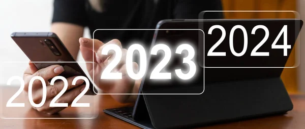 Biznesmen Wskazujący Cyfrowy 2024 Wirtualnym Ekranie Odliczanie 2024 Roku Miejsce — Zdjęcie stockowe