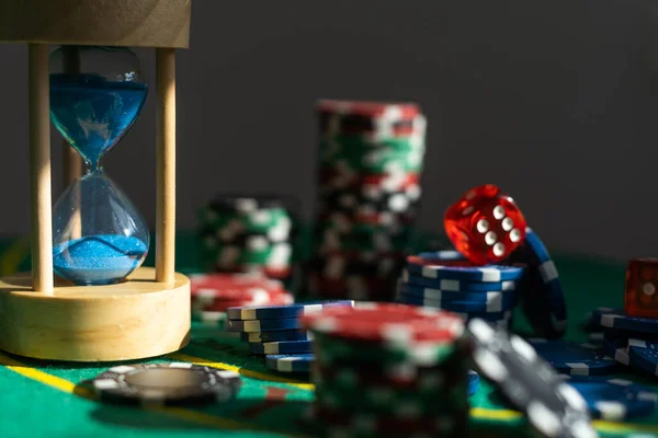 Fundo Blur Fichas Pilha Fichas Poker Uma Mesa Verde Tema — Fotografia de Stock
