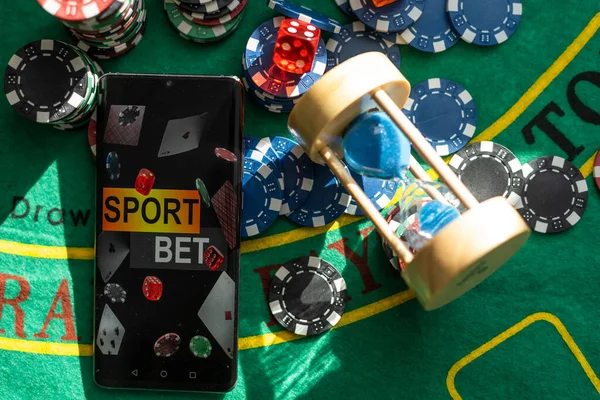 Kumarhane Kumar Fişleri Yeşil Masada Hepsi Oyun Için Poker Yüksek — Stok fotoğraf