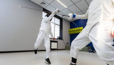 Kılıçlı eskrimci kadın. Eskrimciler düello yapar. Yüksek kalite fotoğraf