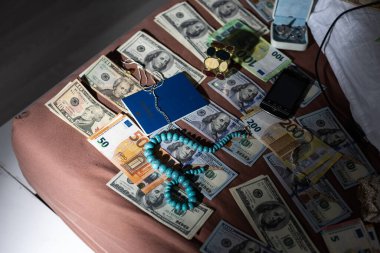 Suç mahalli, fiziksel kanıt. Silah kelepçeleri, para, karanlık bir geçmişi olan bir dolar. Yüksek kalite fotoğraf