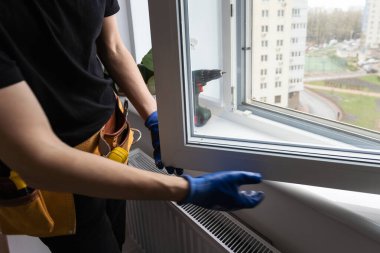 İnşaat işçisi eve yeni pencere takıyor. Yüksek kalite fotoğraf