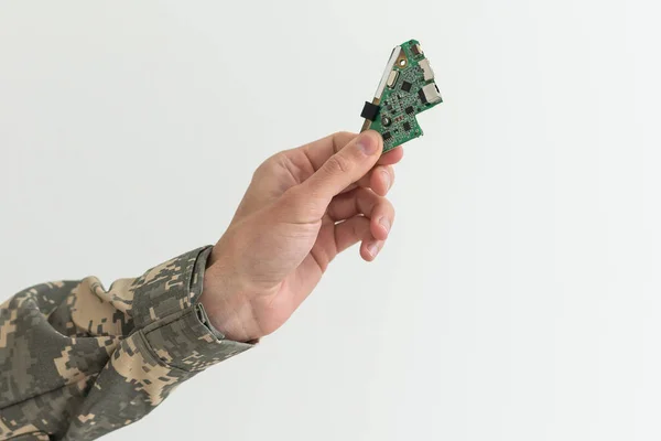 Een Militair Heeft Een Chip Zijn Hand Industrie — Stockfoto
