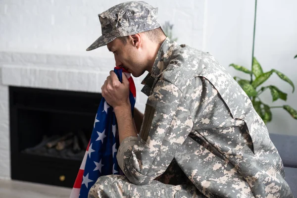 Zdenerwowany Amerykański Żołnierz Trzymając Flagę Stanów Zjednoczonych Podczas Płaczu Dniu — Zdjęcie stockowe