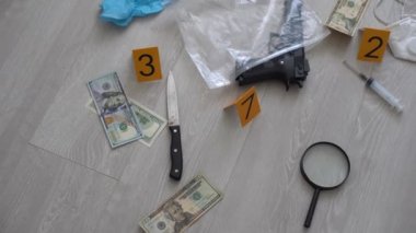 Olay yeri işaretinin yanında yerde yatan bir silah. Yüksek kalite fotoğraf