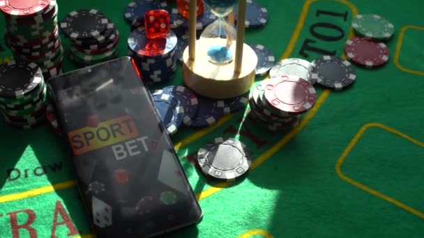 Bulanık Arkaplan Çipler Yeşil Masa Üzerindeki Poker Fişleri Poker Oyunu — Stok video