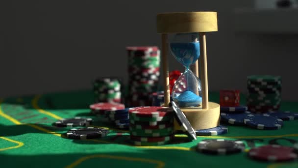 Hazardní Žetony Kasinu Zeleném Stole Všechno Pro Hru Poker Kvalitní — Stock video
