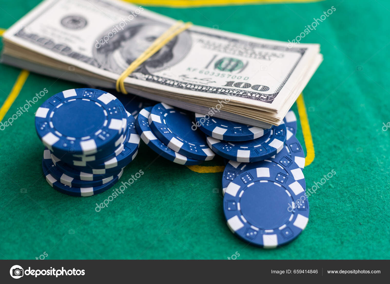 扑克和筹码一起打牌在赌场桌上赢钱高质量的照片——图库图片© sinenkiy #659414846