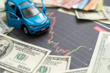 Arabanın önündeki banknotların üzerine bozuk paralar yığılmış. Yüksek kalite fotoğraf