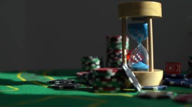 Bulanık arkaplan ve çipler, yeşil masa üzerindeki poker fişleri. Poker oyunu teması. Yüksek kalite fotoğraf