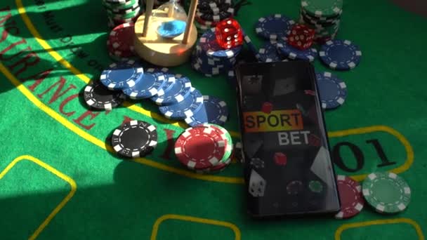 Oyun Masasında Dramatik Işıklandırmalı Poker Çipleri Yüksek Kalite Fotoğraf — Stok video