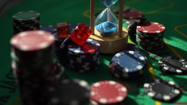 Kasyno Żetony Hazardowe Zielonym Stole Wszystko Dla Zabawy Poker Wysokiej — Wideo stockowe