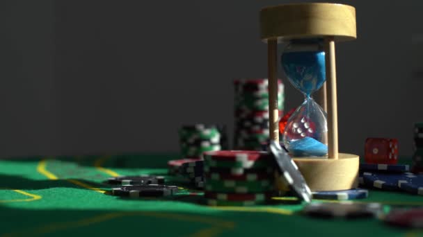 Rozmazat Pozadí Žetony Stack Pokerových Žetonů Zeleném Stole Téma Pokeru — Stock video