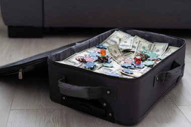 Bir milyon dolarlık banknotlarla dolu bavulu aç. Yüksek kalite fotoğraf