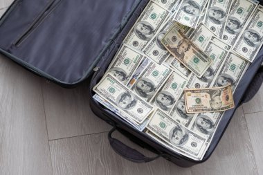 Paralar valizin içinde. Bir çantada Amerikan Doları. Yüksek kalite fotoğraf. Yüksek kalite fotoğraf