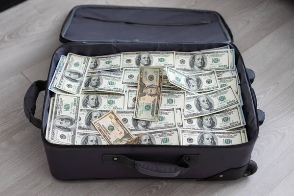 Bir bavulda 100 dolarlık banknotlar. Yüksek kalite fotoğraf
