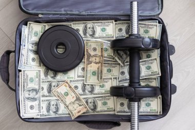 Bir milyon dolarlık banknotlarla dolu bavulu aç. Yüksek kalite fotoğraf