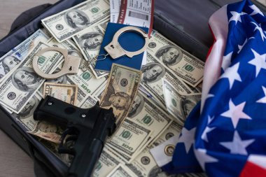 İçinde 100 dolar olan bir çanta. Yüksek kalite fotoğraf