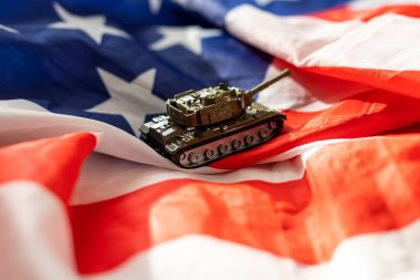 Amerikan bayrağında oyuncak tank. Yüksek kalite fotoğraf
