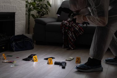 Adli tıp bir cinayet mahallinde kan fotoğrafı çekiyor. Yüksek kalite fotoğraf