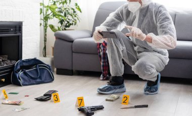 Adli tıp bir cinayet mahallinde kan fotoğrafı çekiyor. Yüksek kalite fotoğraf