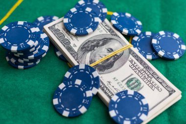 Kumarhanenin yeşil masasında kağıt ve dolar dolu banknotlarla oynayan poker oyuncusu. Çevrimiçi kumar. Teksas. Yüksek kalite fotoğraf