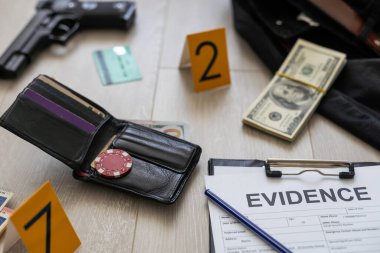 Olay yeri inceleme konsepti, tabanca ve mermi kovanına karşı apartmanın zeminindeki sarı işaret. Yüksek kalite fotoğraf