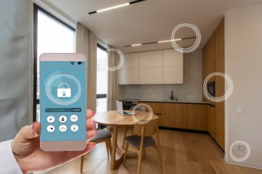 İnternet, akıllı ev, mutfak ve ağ bağlantısı konsepti. İnsan eli telefonu ve mutfak geçmişi bulanık olan güç kullanımını saymak için akıllı ev uygulaması..