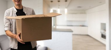 Genç adam kutuyu taşıyor..