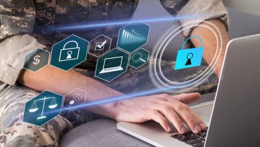 Verileri korumak için siber güvenlik ve gizlilik kavramları. Simge ve internet ağ güvenlik teknolojisini kilitle. Sanal ekranda internet ve teknoloji kavramı. kilit simgesi