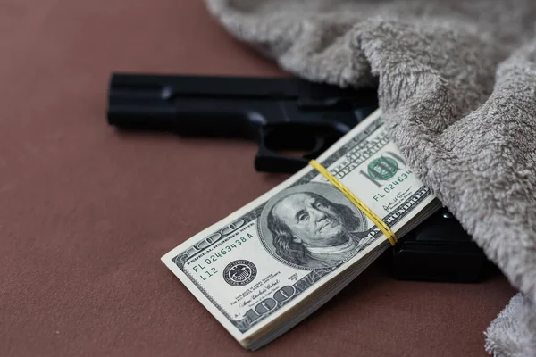 Чорна Гармата Фоні Грошових Доларів Концепція Кримінальних Грошей Або Вбивства — стокове фото