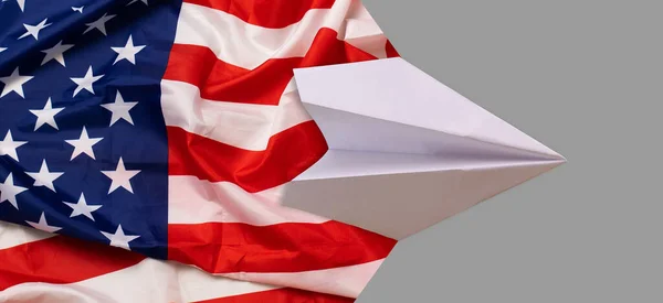 Игрушечный Самолет Американским Флагом Сером Фоне Вид Сверху — стоковое фото