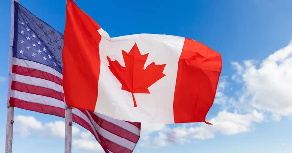 Σημαίες Ηπα Και Καναδά Εναντίον Συννεφιασμένου Ουρανού Χαιρετώντας Στον Ουρανό — Φωτογραφία Αρχείου