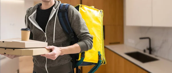 配達の男従業員の男は黄色の熱食品袋のバックパックを着用ディーラー宅配便として働く サービスコンセプト — ストック写真