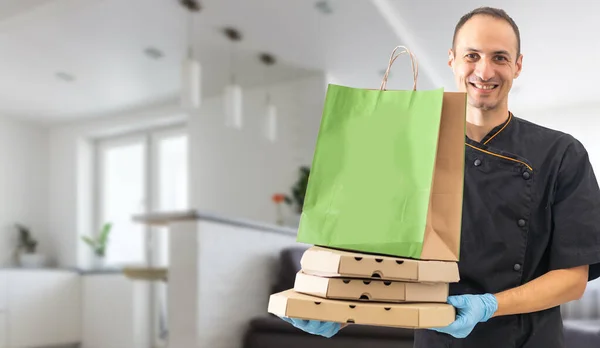 Mångfald Pappersbehållare För Hämtmat Leverans Mannen Bär Pizza — Stockfoto