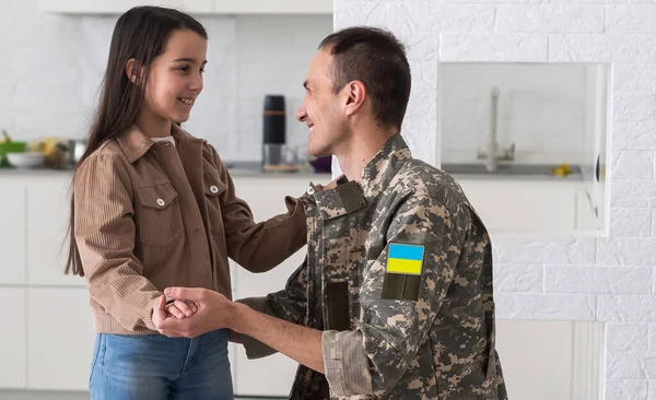 Soldado Uniforme Militar Ucraniano Abraçando Sua Filha Reunião Familiar — Fotografia de Stock