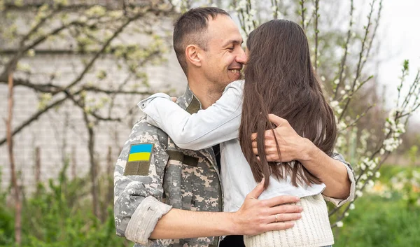 Katona Ukrán Katonai Egyenruhában Megöleli Lányát Családi Összejövetel — Stock Fotó
