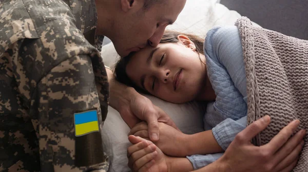 Katona Ukrán Katonai Egyenruhában Megcsókolja Lányát Miközben Otthon Kanapén Alszik — Stock Fotó