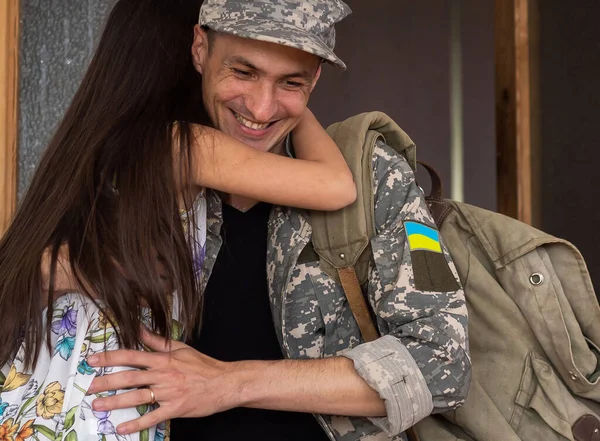 Pai Uniforme Militar Ucraniano Sua Filha Reunião Familiar — Fotografia de Stock